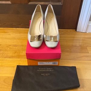 Kate Spade Dijon Gold Bow Patent Leather Pumps in Doe Taupe 9